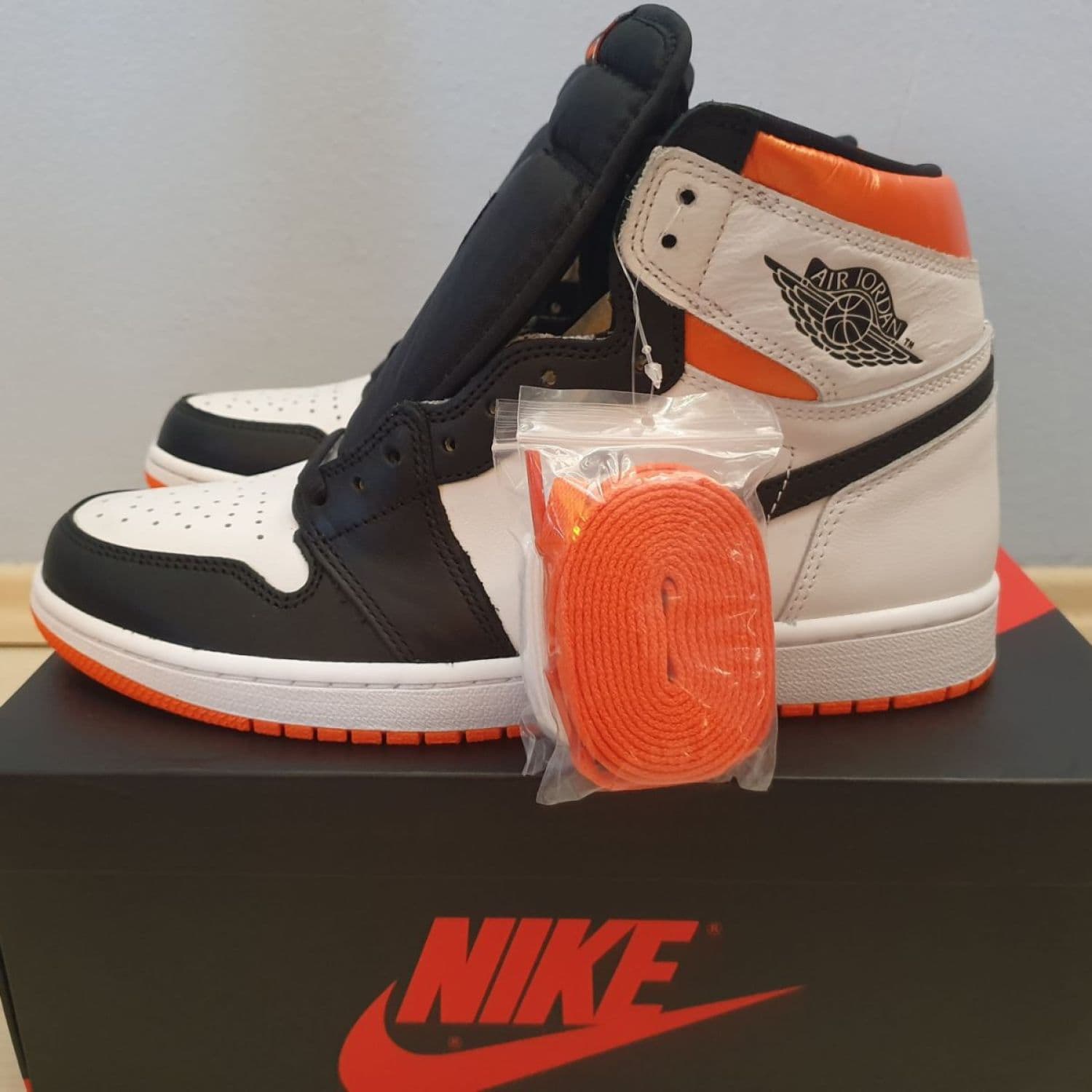 Jordan 1 Retro High Electro Orange