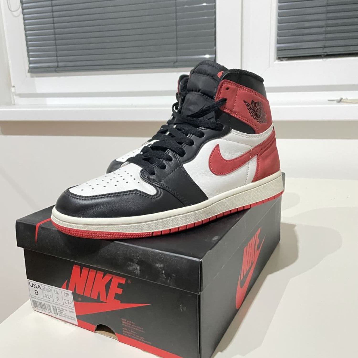Jordan 1 Track red