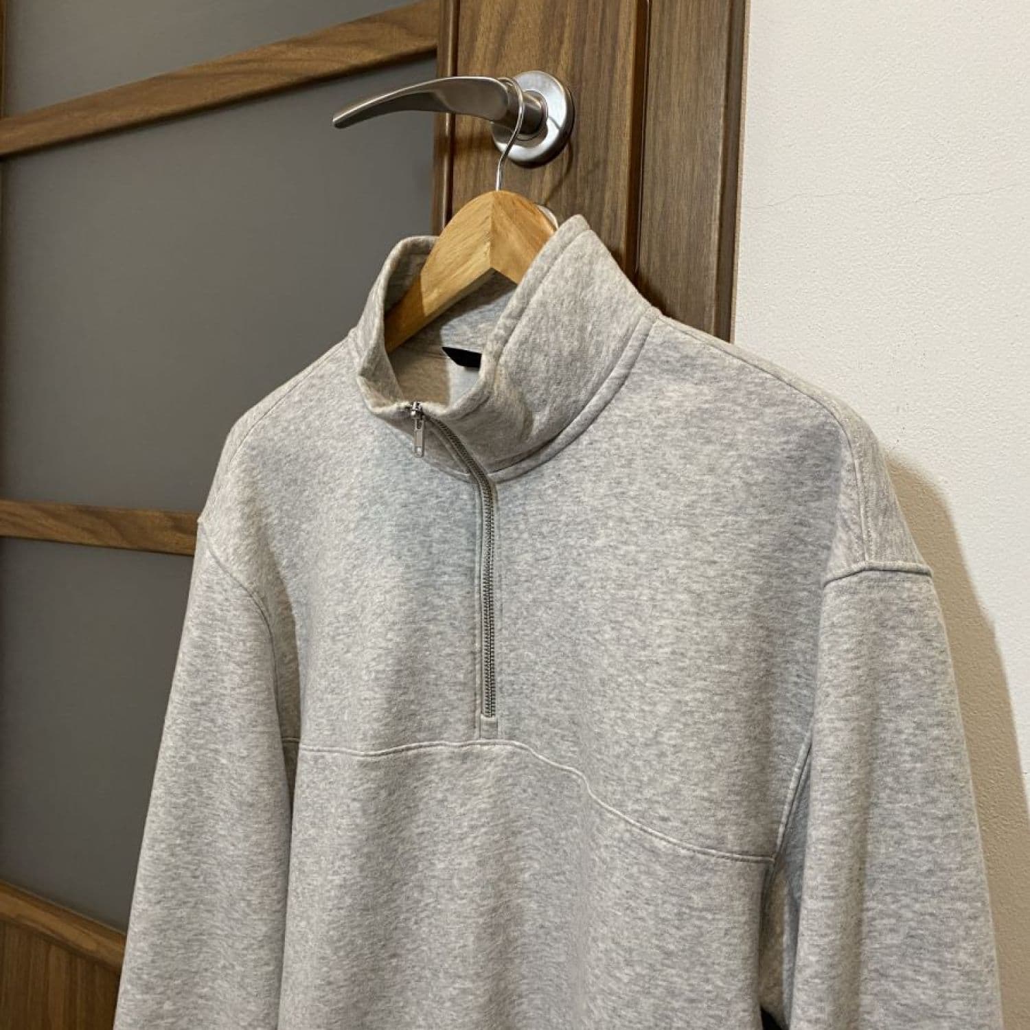 Silver-neck sweatshirt